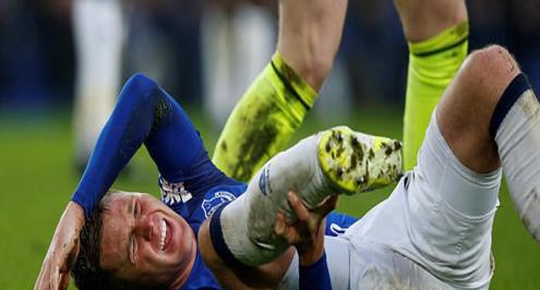 إصابة مزدوجة للاعب إيفرتون إثر تدخل قوي مع مهاجم وست بروميتش